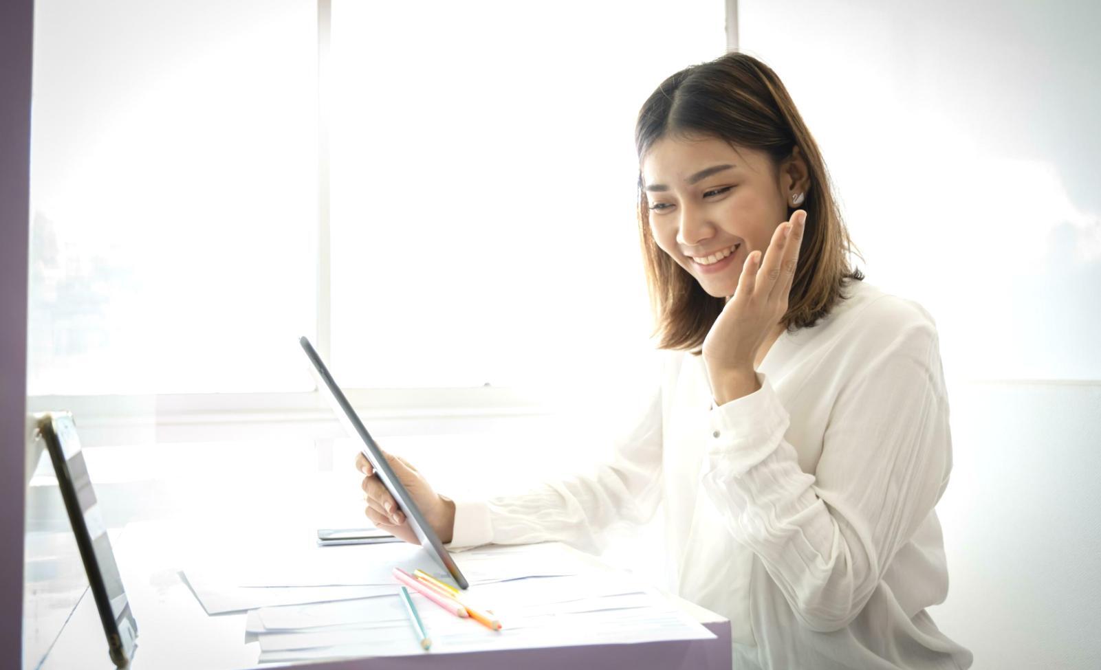 Professional trainer conducting SEO audit workshop with students